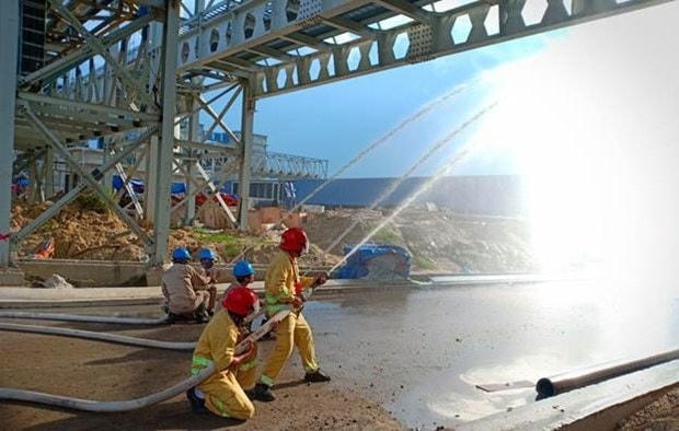 Công nhân Nhà máy luyện cốc, thép Hòa Phát Dung Quất diễn tập phòng cháy chữa cháy. (Nguồn: thep.hoaphat.com.vn).