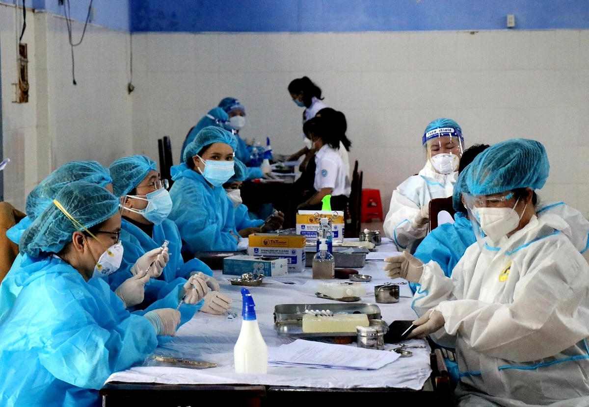 Ông Nguyễn Văn Vỹ, Giám đốc TTYT thị xã Hương Thủy cho biết, trong ngày hôm nay (27/11) đơn vị triển khai các nhân viên y tế tổ chức tiêm chủng vaccine phòng Covid-19 đồng loạt tại các trường THPT Hương Thủy, Phú Bài và Trung tâm Giáo dục nghề nghiệp – Giáo dục thường xuyên với khoảng 3.000 liều vaccine cho học sinh tuổi từ 16 đến gần 18. Công tác tiêm chủng được thực hiện nghiêm túc theo quy định của Bộ Y tế.