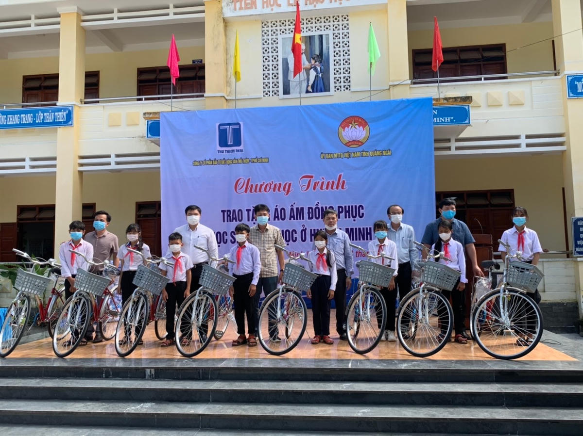 Tặng xe đạp cho các em học sinh.