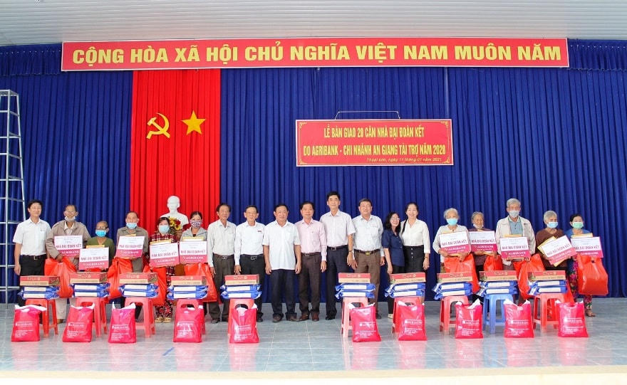 Hoạt động an sinh xã hội luôn được Agribank triển khai song song cùng hoạt đồng kinh doanh trong nhiều năm qua.