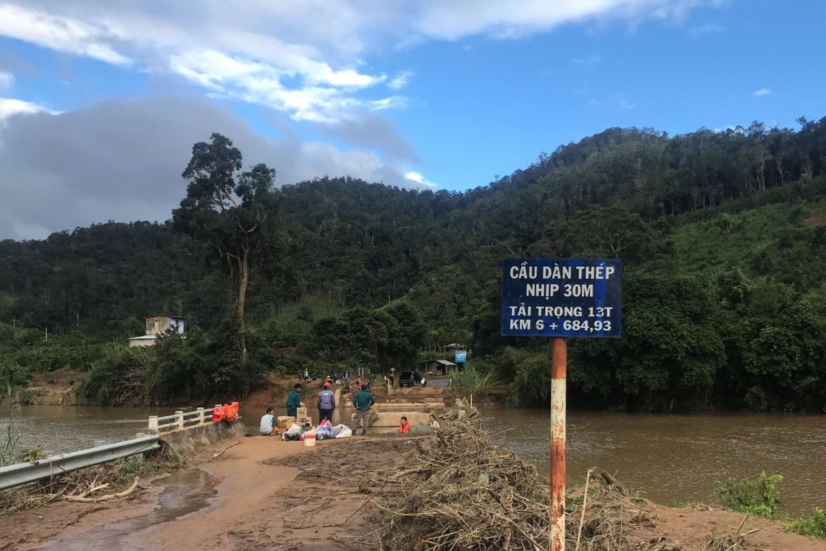 Sơ tán người dân tại khu vực xung yếu trước khi bão số 10 đổ bộ