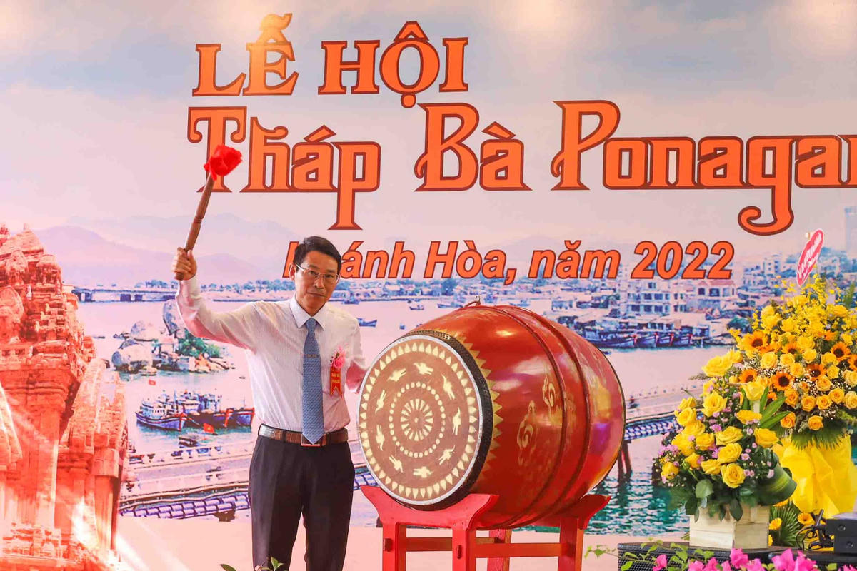 Ông Đinh Văn Thiệu, Phó Chủ tịch UBND tỉnh Khánh Hòa, đánh trống khai hôi Tháp Bà Ponagar nưm 2022.