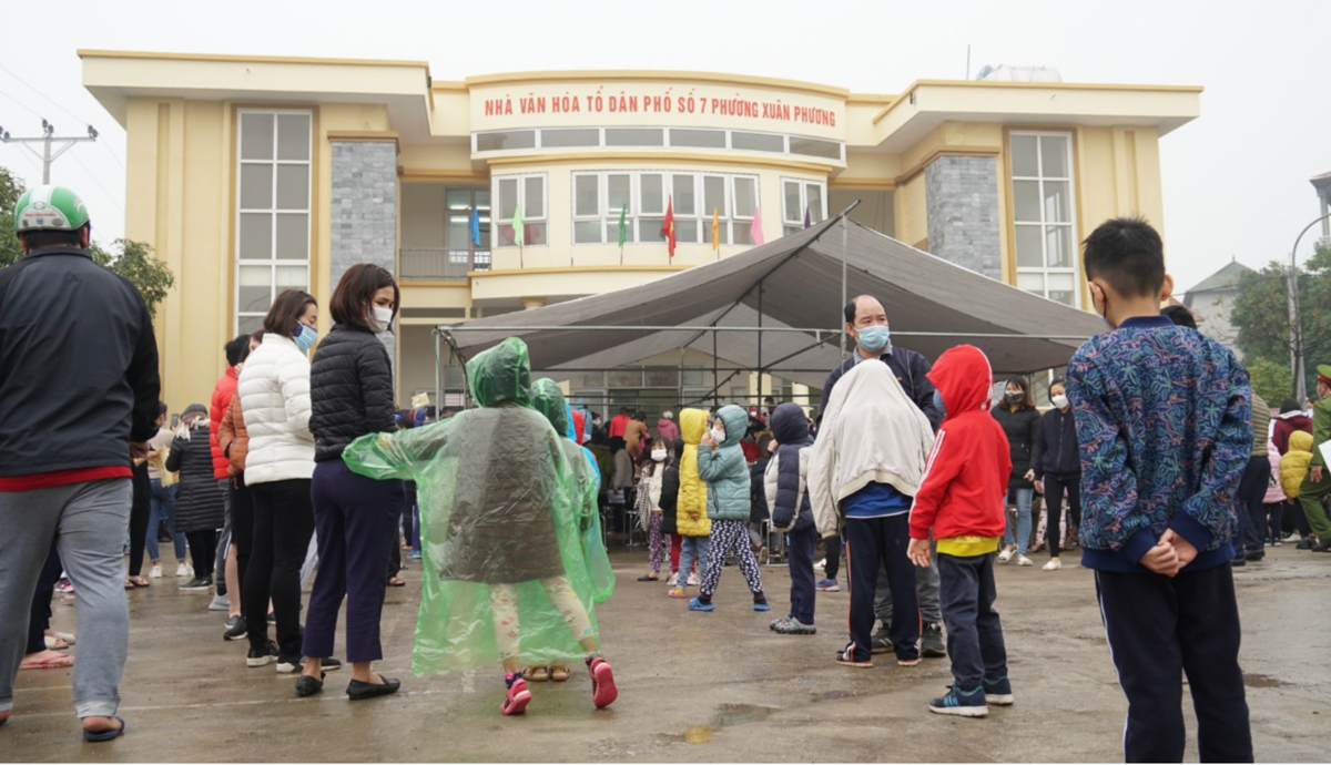 Học sinh trường Tiểu học Xuân Phương xếp hàng lấy mẫu xét nghiệm Covid-19. Nguồn: Người đưa tin.