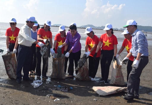 Người dân tham gia dọn sạch bờ biển Đồ Sơn (Hải Phòng).