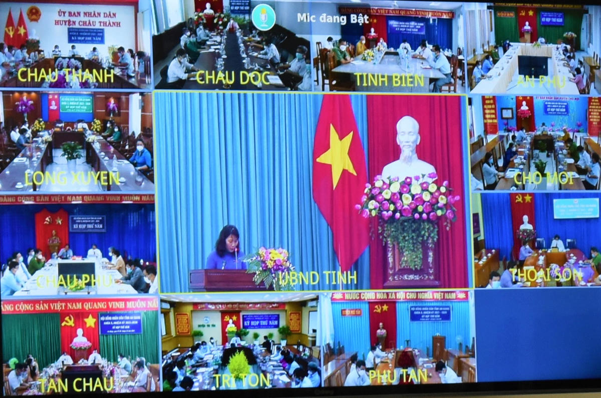 Giám đốc Sở GD&ĐT tỉnh An Giang trả lời chất vất tại kỳ họp thứ 5 của HĐND tỉnh An Giang.