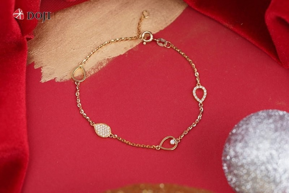 Trang sức vàng gắn đá Swarovski là món quà đốn tim của mọi cô gái trong dịp Giáng sinh, đón năm mới.