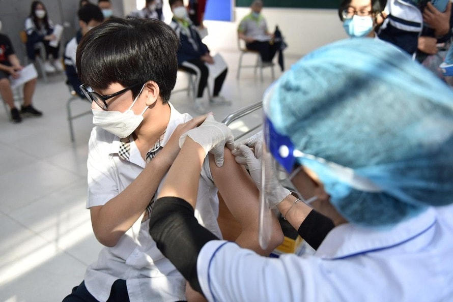 Học sinh trung học Hà Nội tiêm vaccine ngừa Covid-19. Nguồn: HNM.