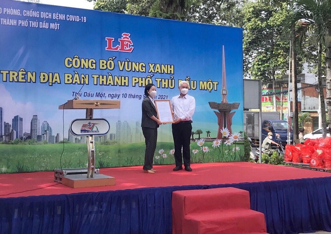 Bí thư Tỉnh ủy Bình Dương Nguyễn Văn Lợi trao chứng nhận "vùng xanh" cho bà Nguyễn Thu Cúc, Chủ tịch UBND TP Thủ Dầu Một.