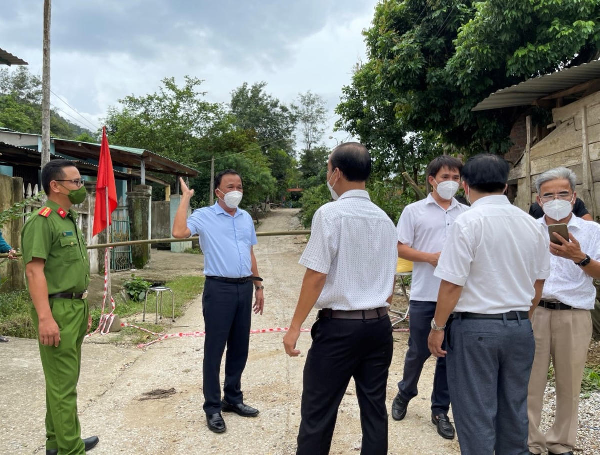 Lãnh đạo Y tế Quảng Nam kiểm tra một khu cách ly.