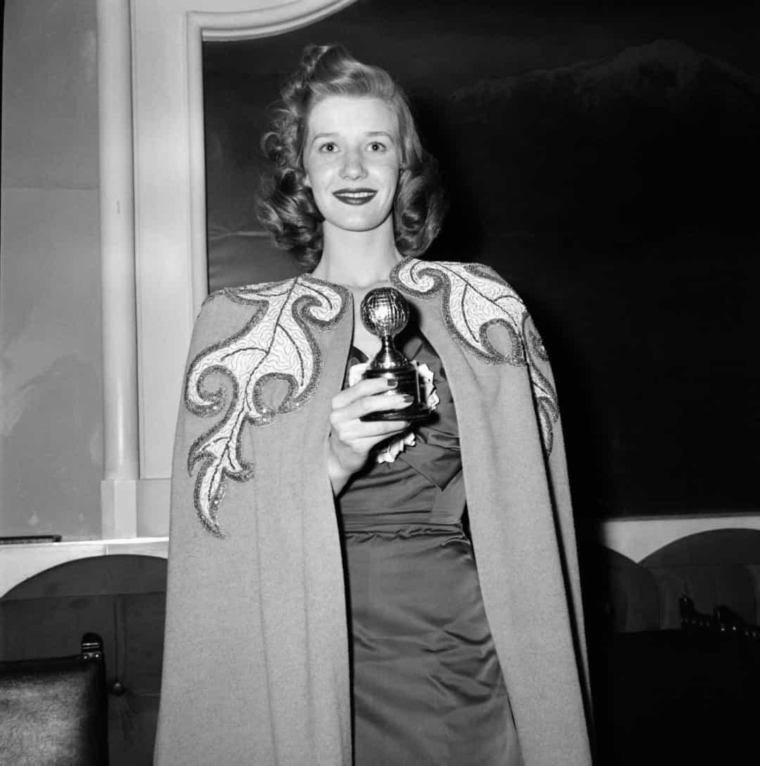 Nữ diễn viên Canada Lois Maxwell chụp hình với giải Quả cầu vàng cho Nữ diễn viên mới triển vọng nhất năm 1948.  