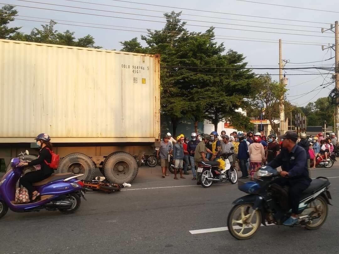 Hiện trường vụ tai nạn khiến em học sinh bị tử vong rất thương tâm.