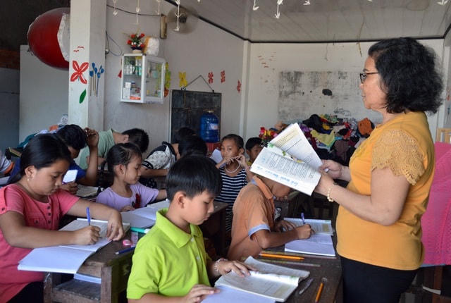 Lớp học tình thương dành cho con em có gia đình lao động khó khăn ở Cà Mau.