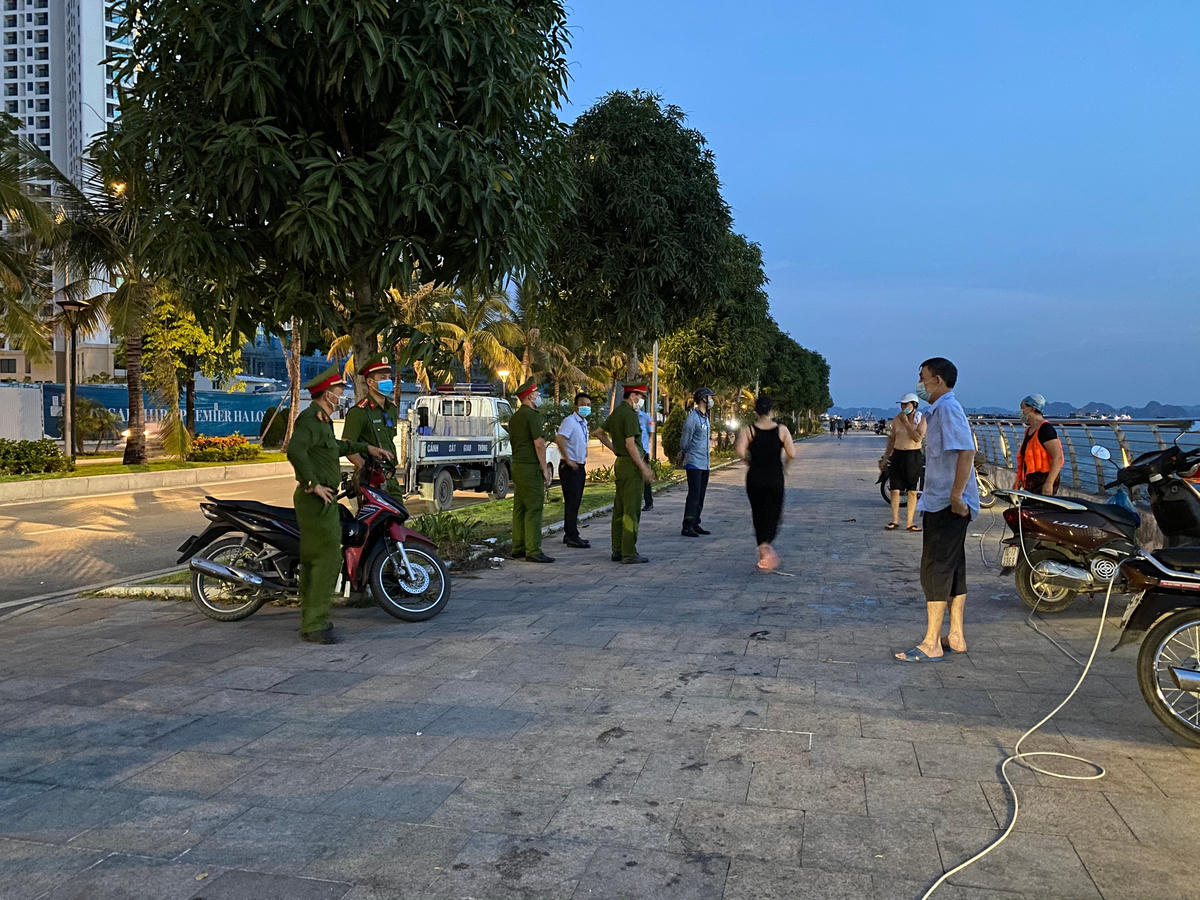 Tại tất các điểm thường xuyên phát sinh việc tập trung đông người, TP Hạ Long cũng đã chỉ đạo thành lập có Tổ kiểm tra trên địa bàn từng phường để kịp thời tuyên truyền, vận động và nhắc nhở người dân chấp hành an toàn phòng chống dịch Covid-19.