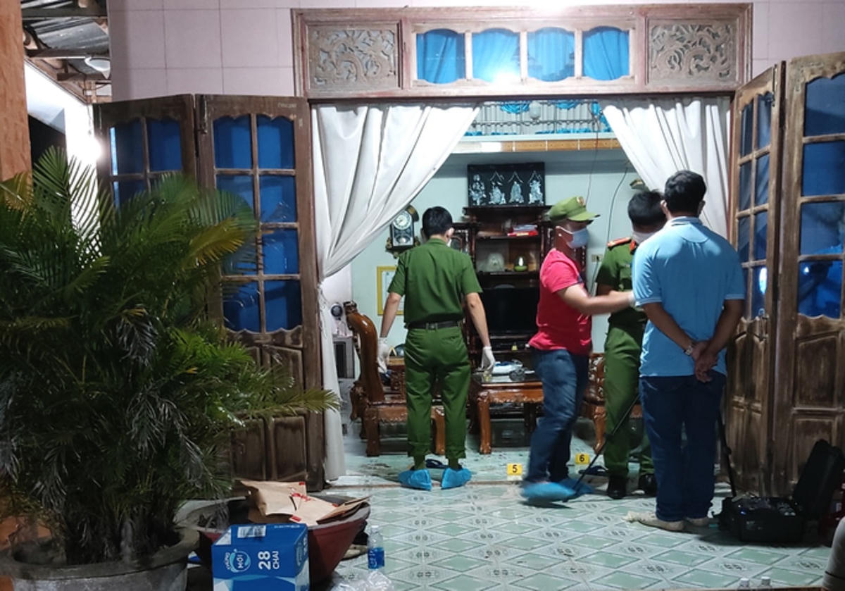 Lực lượng Công an khám nghiệm hiện trường.