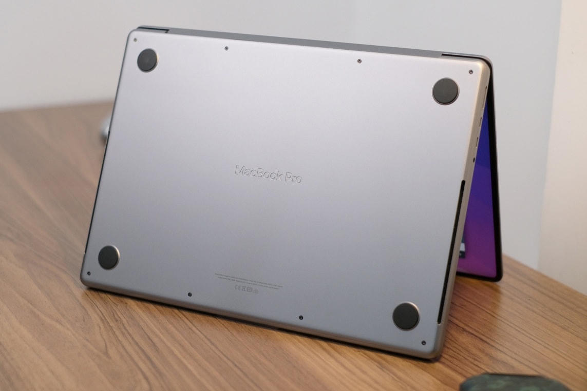 Trên phiên bản mới này, mặt lưng được in chìm dòng chữ MacBook Pro. Máy cũng được trang bị 4 miếng đệm cao su khá lớn ở 4 góc, giúp cố định thiết bị tốt hơn khi đặt trên bàn.
