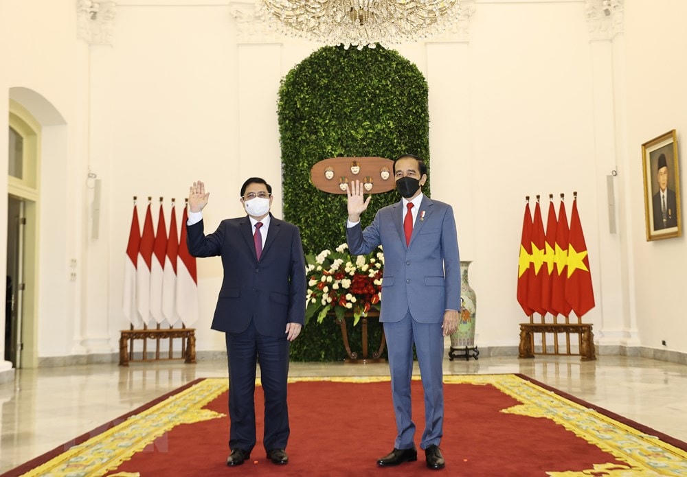 Thủ tướng Phạm Minh Chính và Tổng thống Indonesia Joko Widodo. (Ảnh: Dương Giang/TTXVN).