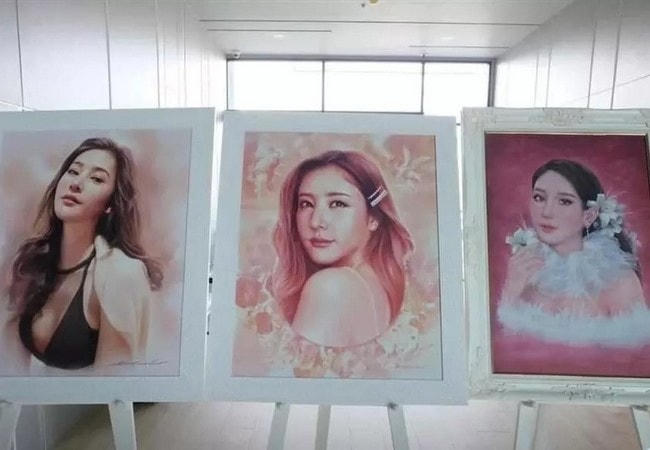 Hình ảnh đời thường của nữ diễn viên được trưng bày tại tang lễ.