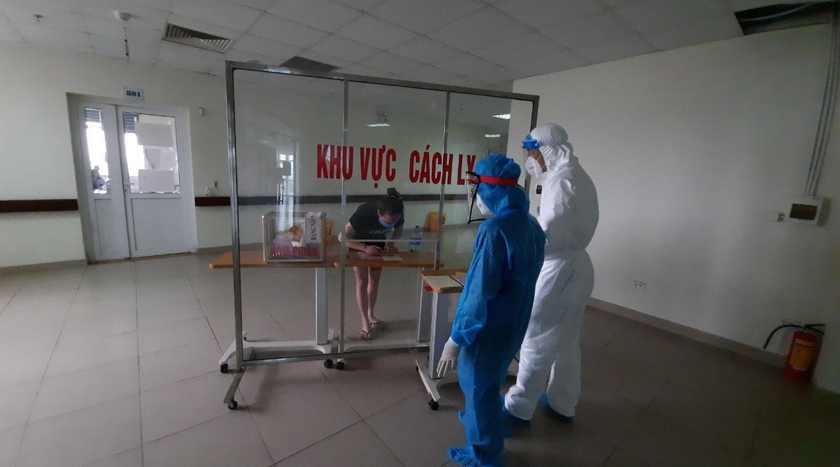 Các khoa thực hiện bỏ phiếu vào hòm phiếu riêng, chuyển về từng khoa. Ảnh: BVCC.