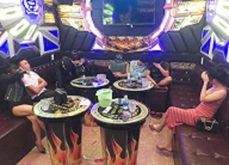 Lực lượng Công an phát hiện 8 thanh niên sử dụng ma túy trong quán karaoke.