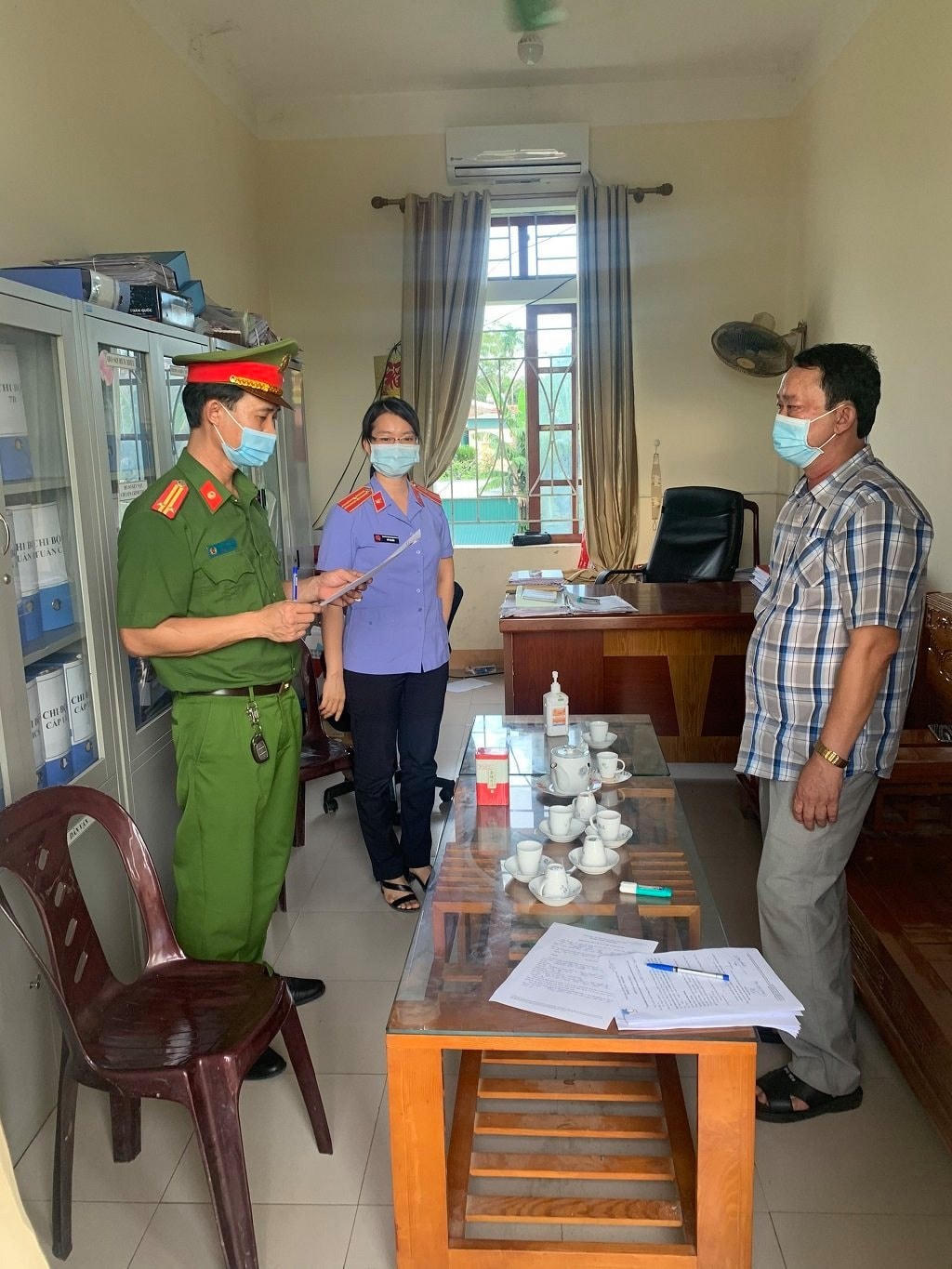 Bị cáo Khảng nghe đại diện cơ quan điều tra tống đạt quyết định khởi tố bị can.