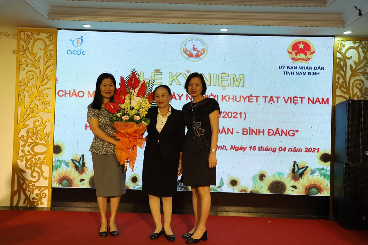 Lãnh đạo Hội Phụ nữ tỉnh Nam Định chúc mừng Hội những người khuyết tật tỉnh.