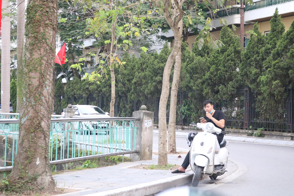 [ẢNH] Hà Nội: Người dân vẫn ‘vô tư’ tập thể dục, chụp ảnh không đeo khẩu trang ở Hồ Tây