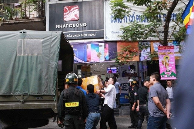 Lực lượng chức năng kiểm tra điểm bán hàng Nhật Cường, thu giữ nhiều tài liệu và hàng nhập lậu.