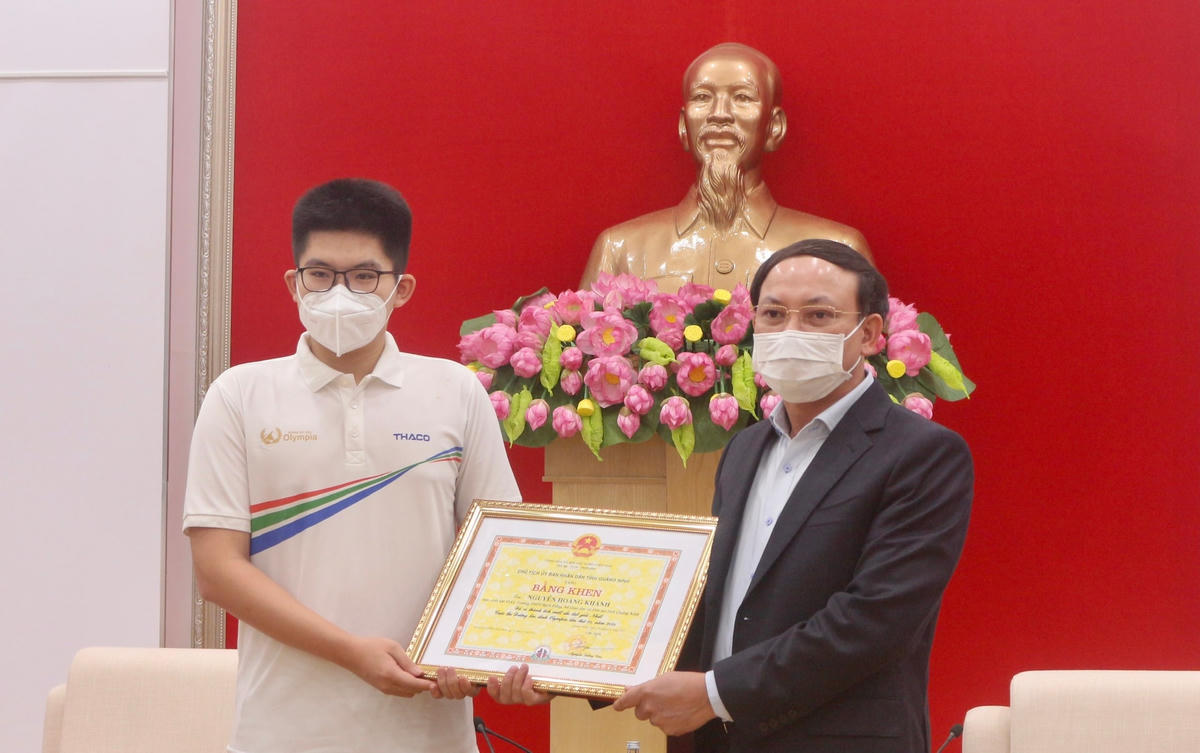 Ông Nguyễn Xuân Ký, Ủy viên Trung ương Đảng, Bí thư Tỉnh ủy, Chủ tịch HĐND tỉnh Quảng Ninh tặng Bằng khen cho em Nguyễn Hoàng Khánh.