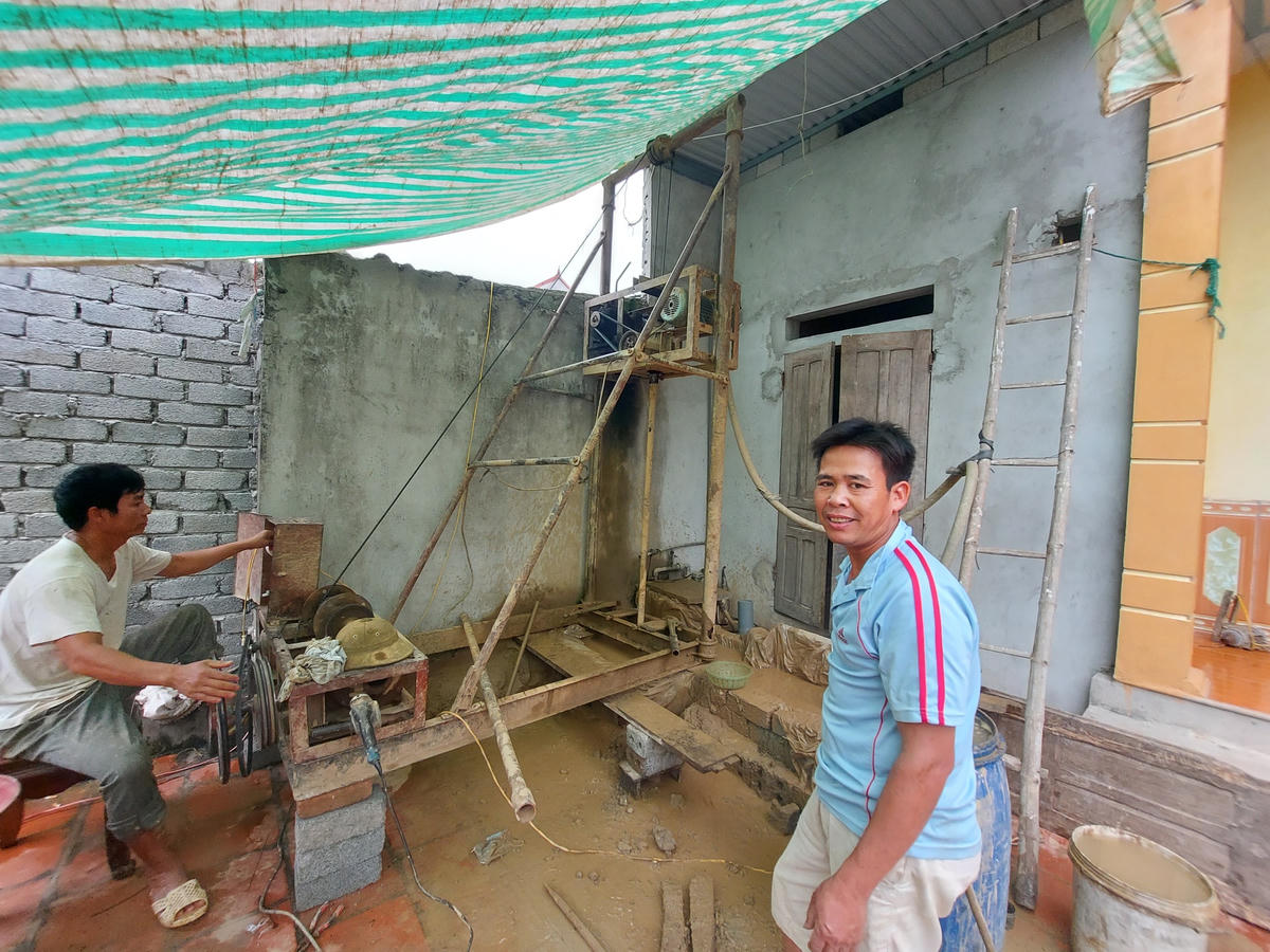 Gia đình anh Phạm Doãn Tiến, thôn Cẩm Hoàng 2 thuê máy khoan, đang khoan giếng tìm nguồn nước.