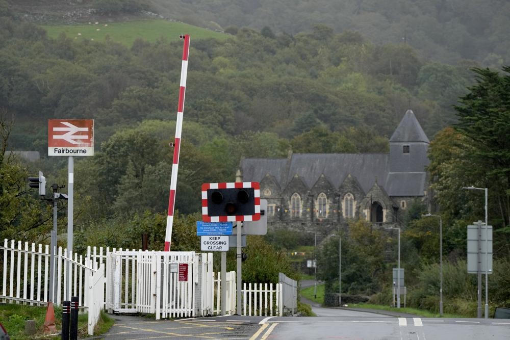 Nhà ga Fairbourne, phía sau là nhà thờ St Cynon. Ảnh: AP