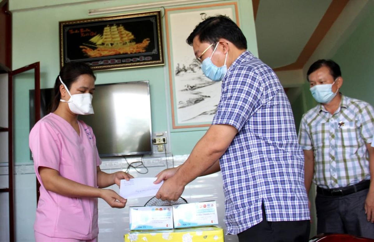 Ông Lê Trí Thanh trao tặng quà cho nữ điều dưỡng Đặng Thị Tiểu Loan.