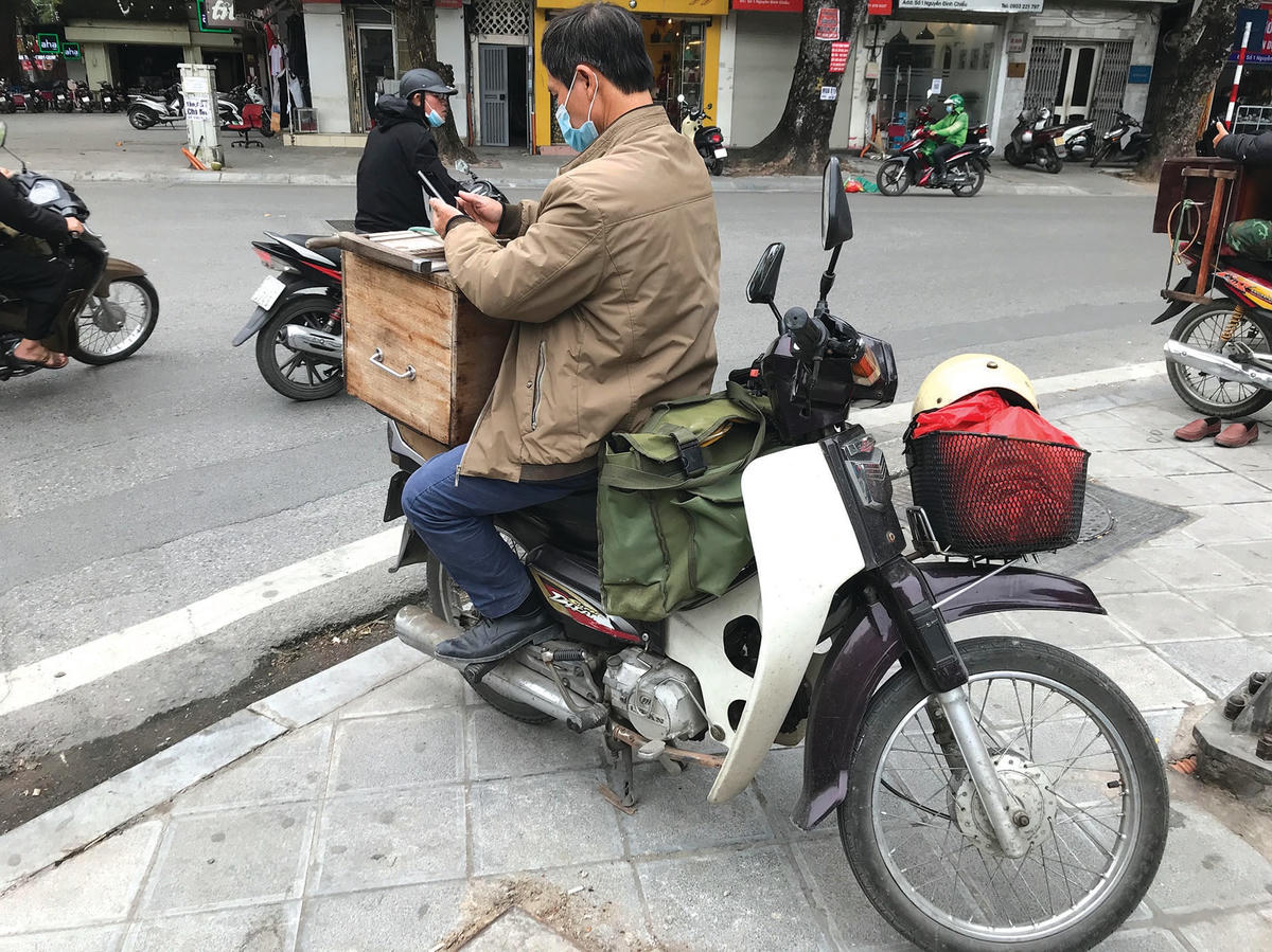 Người thợ sửa đồ gỗ ở ngã ba Trần Nhân Tông – Nguyễn Đình Chiểu chờ khách.  