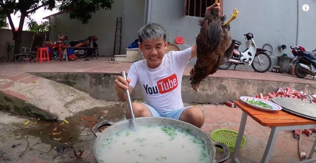Con trai bà Tân Vlog bị xử phạt 7,5 triệu đồng vì đăng video nấu cháo gà nguyên lông.