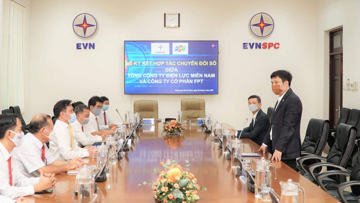 Quang cảnh buổi ký kết thỏa thuận hợp tác chiến lược về lĩnh vực chuyển đổi số giữa EVNSPC và FPT.