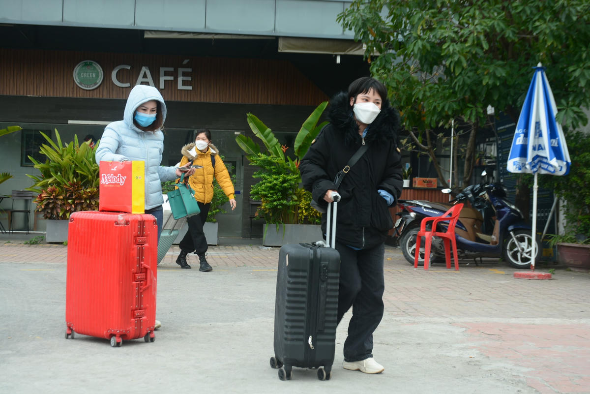 Không chỉ tại các tuyến đường Hà Nội đông đúc trở lại, mà tại các bến xe nhiều hành khách cũng quay trở lại làm việc.