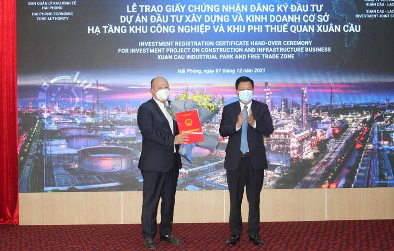 Trưởng Ban Quản lý Khu Kinh tế Hải Phòng trao Giấy chứng nhận cho nhà đầu tư.