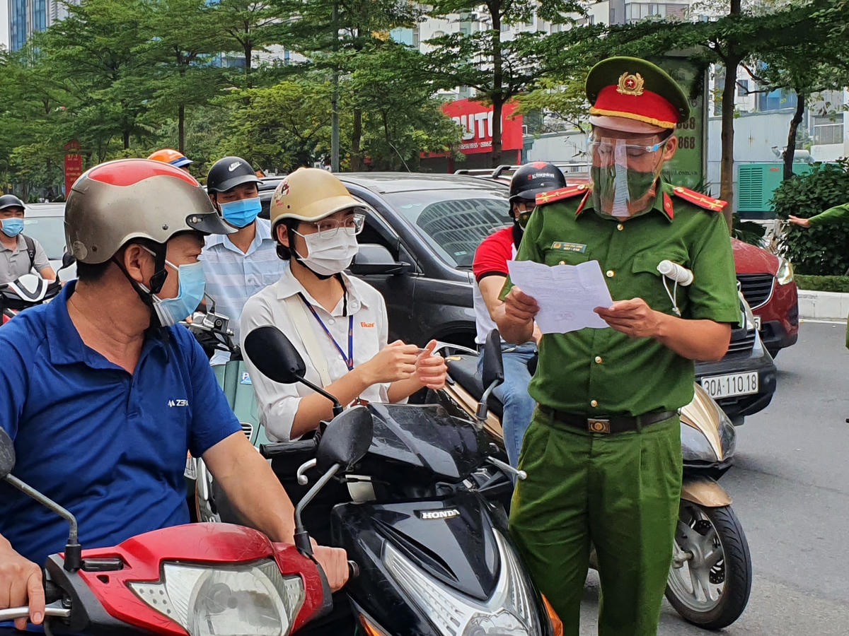 Ngoài ra, đối với các trường hợp chưa cập nhật đủ giấy tờ theo quy định mới của thành phố thì lực lượng chức năng chỉ tiến hành nhắc nhở...