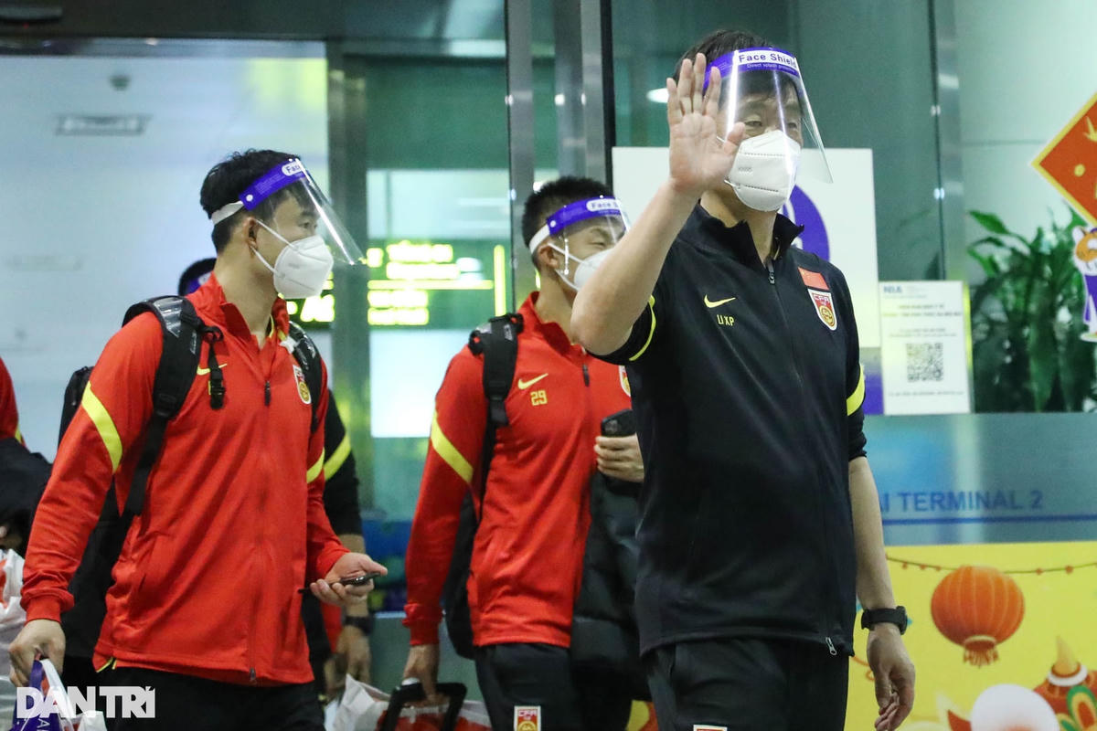 Trước tình hình dịch bệnh Covid-19, tất cả Ban huấn luyện và cầu thủ đều thực hiện nghiêm túc việc đeo khẩu trang và sử dụng tấm chắn giọt bắn.