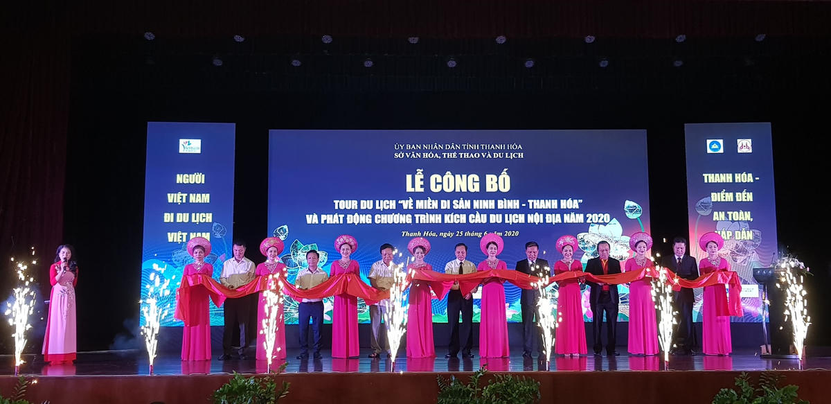 Lễ cắt băng công bố tour du lịch “Về miền di sản Ninh Bình - Thanh Hóa”.