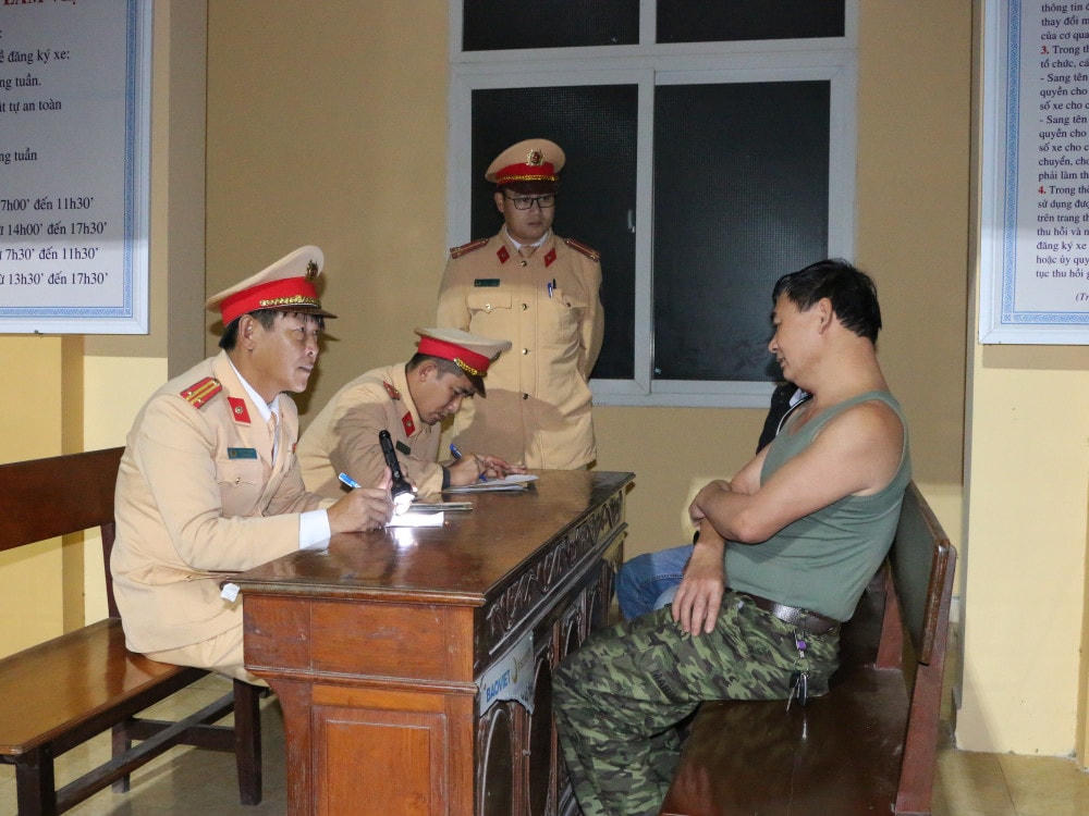 Lực lượng chức năng làm việc với chủ số gỗ trắc quý hiếm.