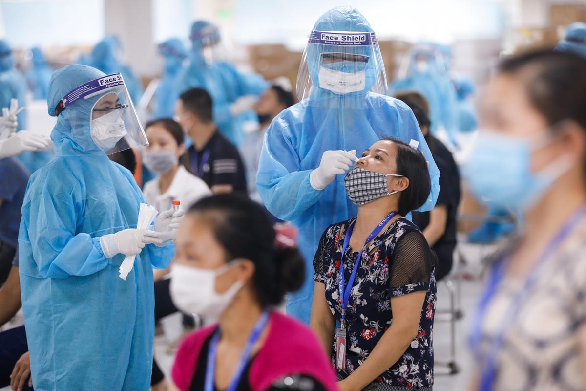 Khẩn trương lấy mẫu xét nghiệm trong các khu công nghiệp ở Bắc Giang. Ảnh: Quang Vinh.