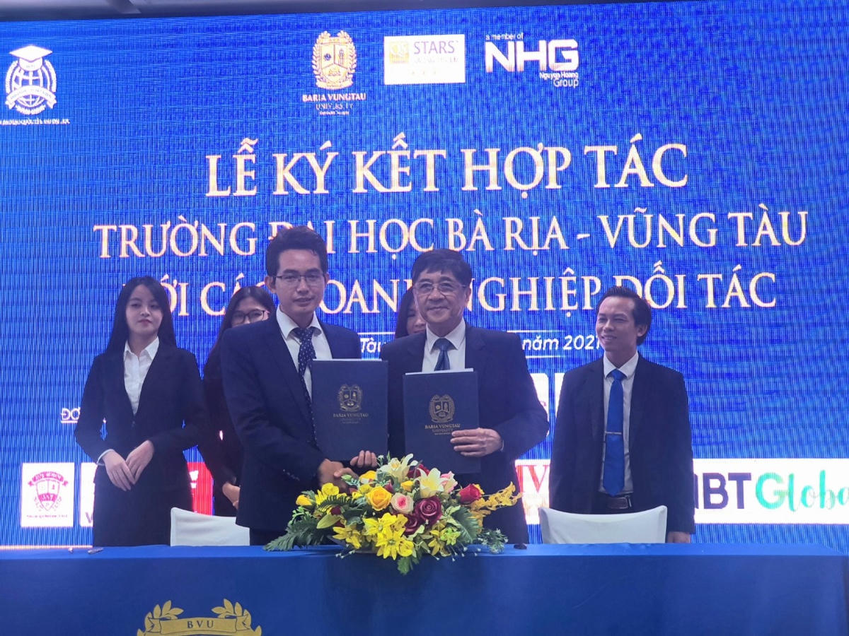 Đại diện lãnh đạo trường Đại học Bà Rịa - Vũng Tàu và các đối tác ký biên bản hợp tác.