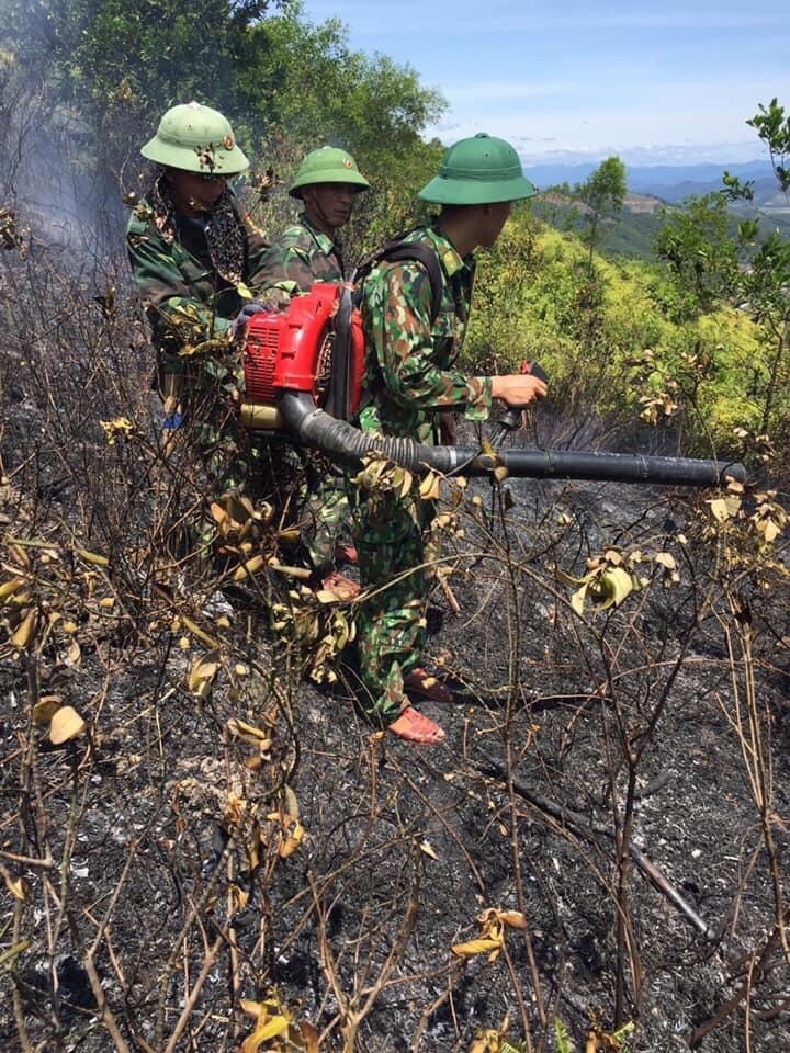 Hơn 500 người được huy động đến hiện trường dập lửa.