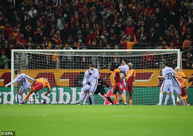 Sức ép của Galatasaray đã được cụ thể hóa ở phút 28, từ cú đá phạt góc bên phải, trung vệ Marcao có pha bay người đánh đầu chuẩn xác khiến Ter Stegen chỉ biết đứng nhìn bóng bay vào lưới. 1-0 cho Galatasaray.