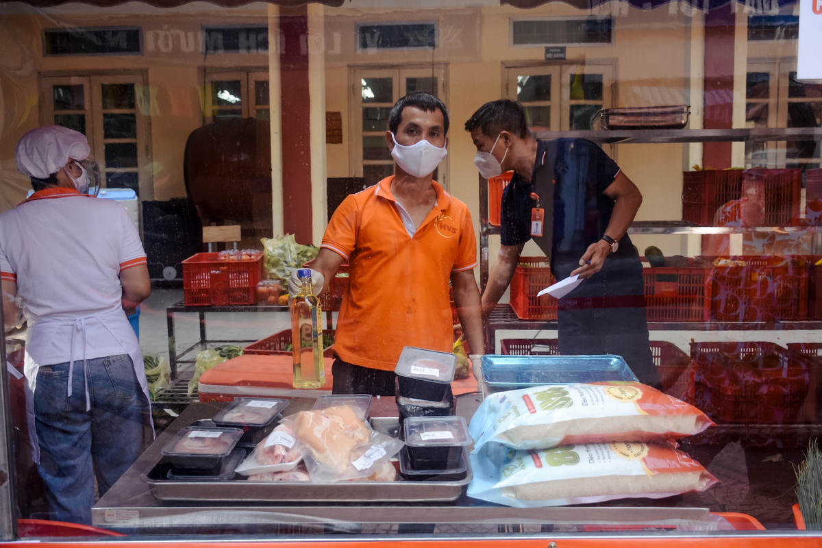 Các mặt hàng tại điểm bán hàng lưu động này cam kết đảm bảo an toàn thực phẩm gồm các loại thực phẩm tươi sống: rau, thịt lợn, thịt bò, thịt gà...