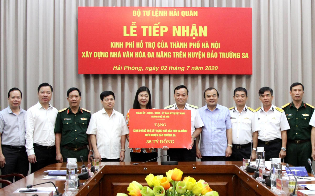 Bà Nguyễn Lan Hương trao 38 tỷ đồng cho Bộ Tư lệnh Hải quân..