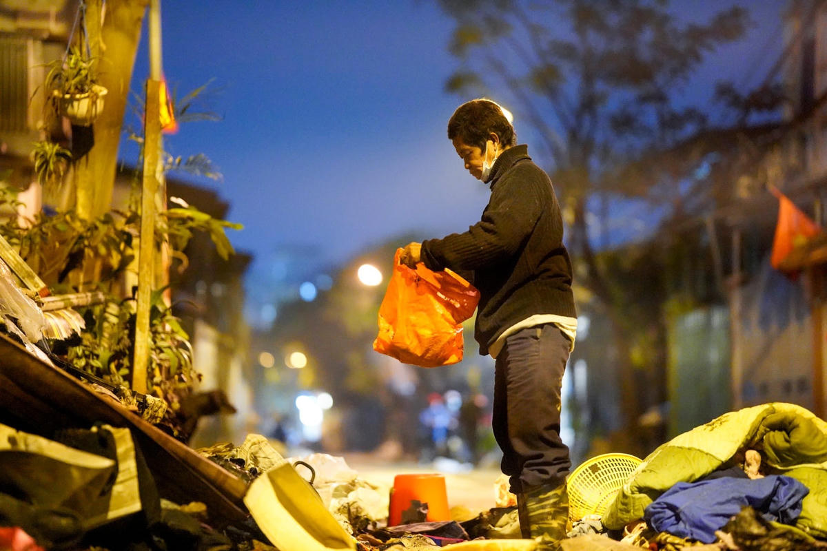 Người đàn ông năm nay đã ngoài 70 tuổi đang hàng ngày phải chật vật để mưu sinh nuôi 2 cháu ngoại, nhưng trớ trêu thay khi đến cái tuổi xế chiều, vợ chồng ông còn rơi vào cảnh cả gia sản bị thiêu rụi bởi vụ hỏa hoạn (Ảnh: CTV).