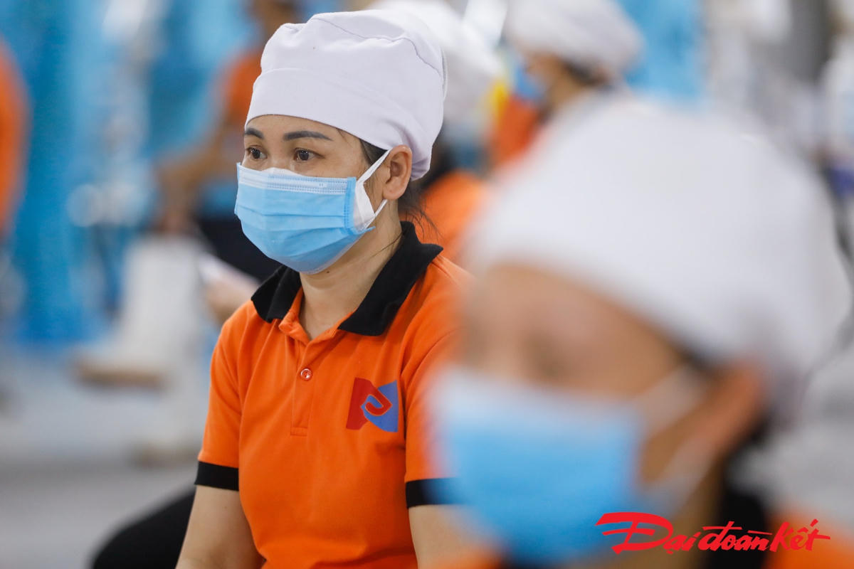 Các công nhân đều thực hiện giữ khoảng cách và đeo khẩu trang đầy đủ, chờ đến lượt được lấy mẫu xét nghiệm. Ảnh: Quang Vinh. 
