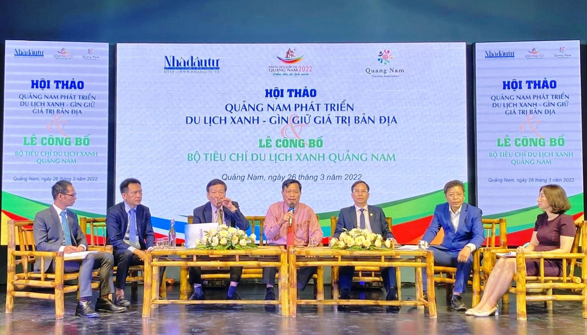 Các đại biểu thảo luận về du lịch xanh tại hội thảo.