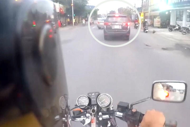 Lực lượng CSGT Bình Dương truy đuổi chiếc xe vi phạm (trong vòng tròn trắng).